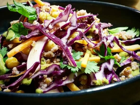 Chou rouge et pois chiches en salade, sauce aux graines de potiron