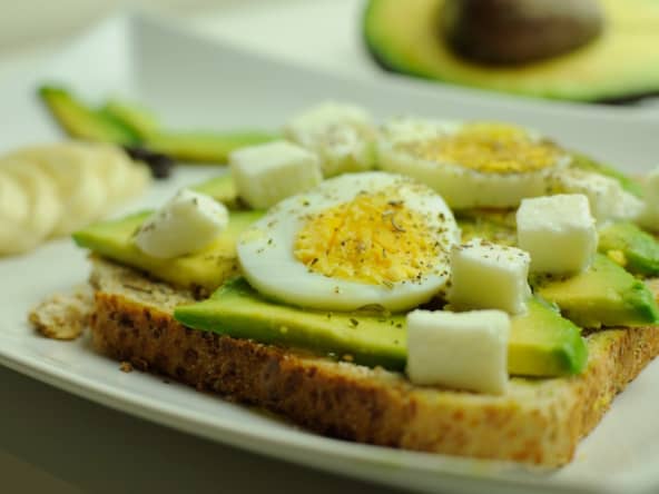Toast avocat oeuf mozzarella
