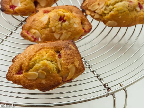 Madeleines aux fraises et aux amandes