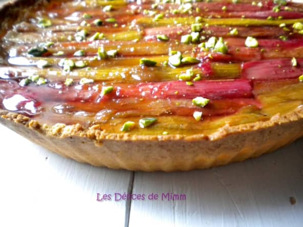 Tarte sablée, rhubarbe, amandes et pistaches