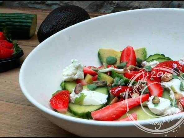 Salade de fraises, avocat et fromage de chèvre frais