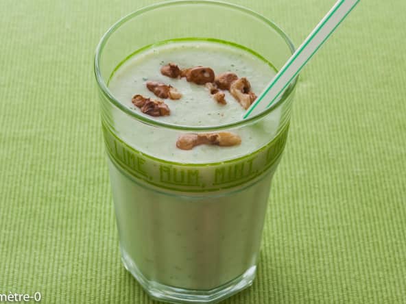 Soupe froide de concombre aux noix