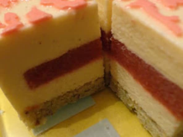 Bavarois à la vanille, insert fraise et rhubarbe