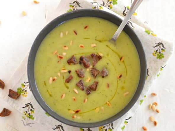 Velouté estival de courgettes, pignons et croûtons à l'ail