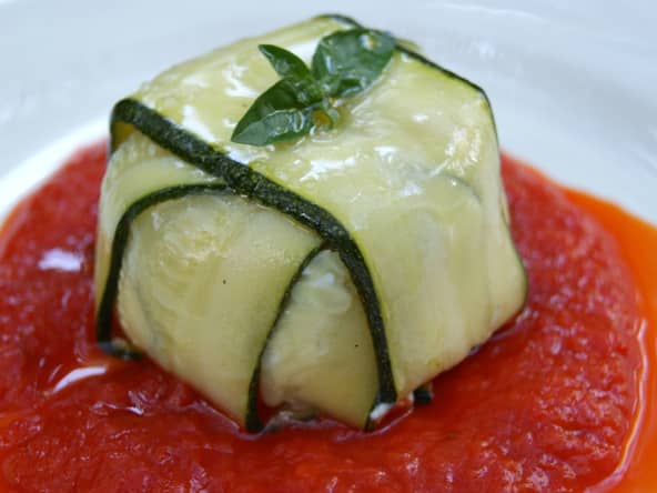 Charlotte de courgette au chèvre frais, coulis de poivrons