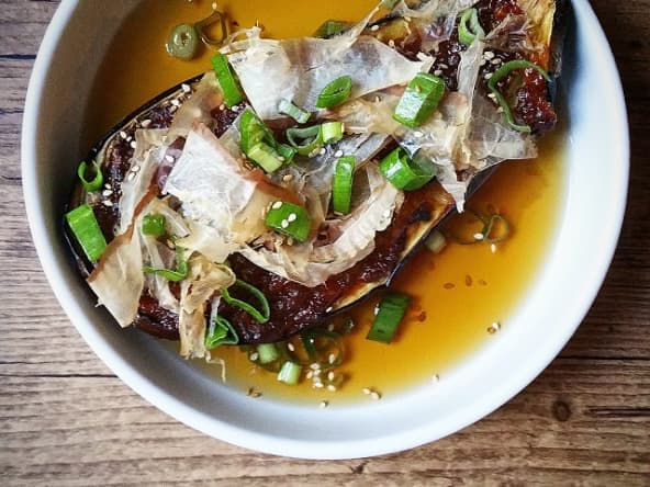 Aubergine caramélisée au miso, Bouillon dashi et Katsuobushi