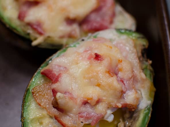 Avocat cuit avec un oeuf, du bacon et de l'emmental