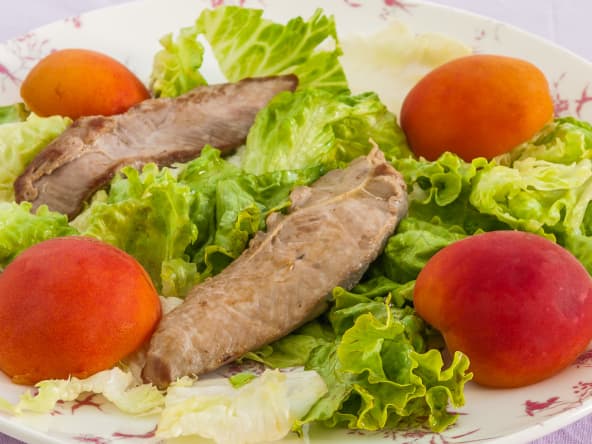 Filets de canard et abricots en salade