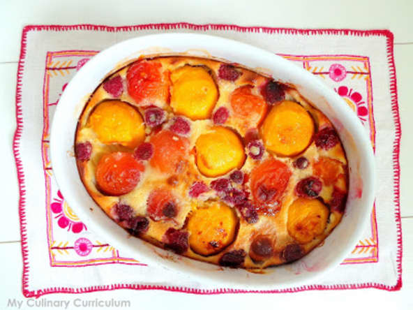 Clafoutis aux pêches, abricots et framboises