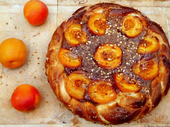 Tarte briochée aux abricots et praliné