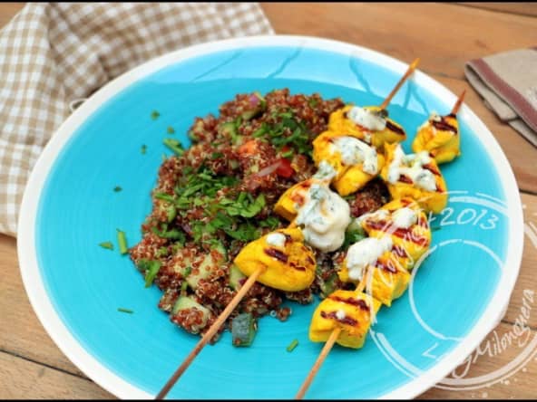 Taboulé de quinoa rouge et brochettes de poulet, sauce au yaourt grec