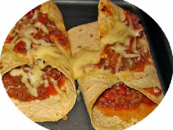 Crêpe pizza aux saucisses italiennes, tomates, champignons, fromage