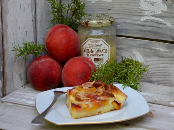 Clafoutis aux pêches, amandes, miel et romarin