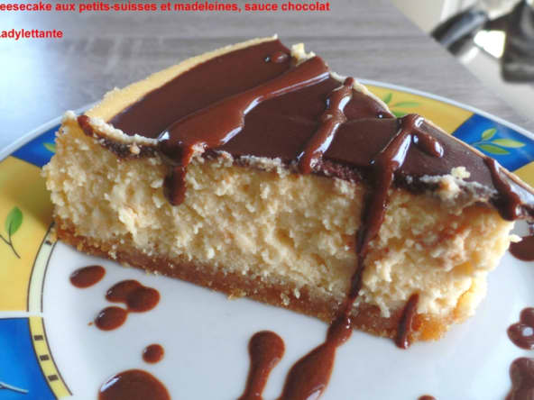 Cheesecake aux petits-suisses et madeleines, sauce chocolat