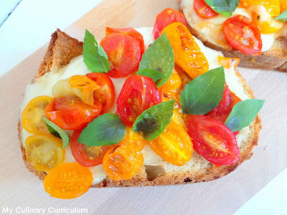 Bruschetta colorée aux tomates cerises multicolores, mozzarella, miel et basilic