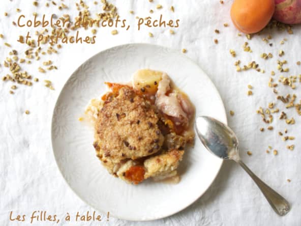 Cobbler aux abricots, pêches et éclats de pistache