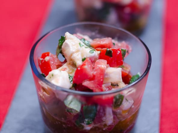 Duo de tomates cerises, aux dés de chèvre et aux herbes fraîches