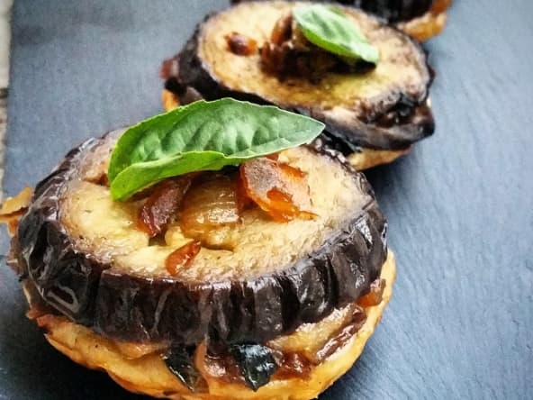 Tatin d'aubergines, poires et oignons confits