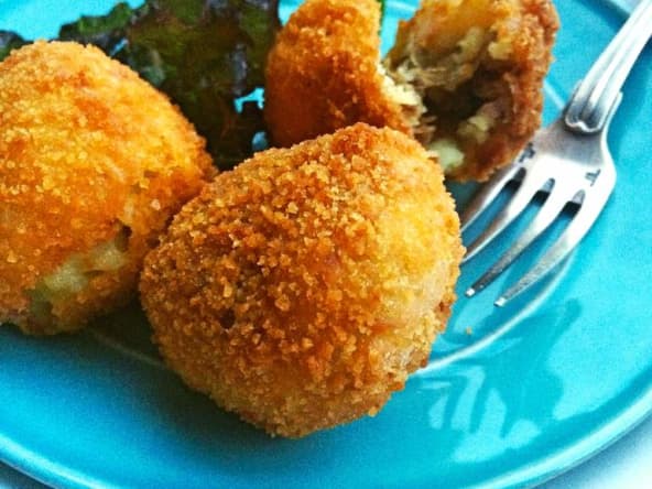Cromesquis de pomme de terre au confit de canard et oignons doux