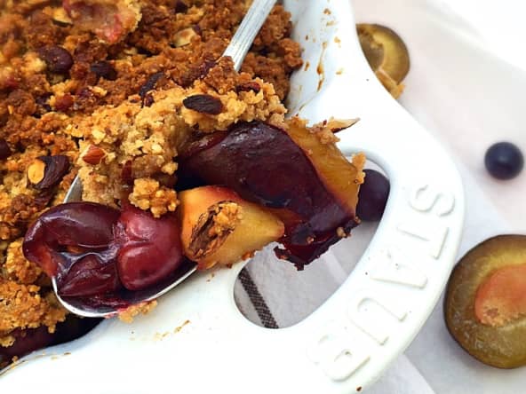 Crumble de pommes quetsches muscat aux noisettes fait maison