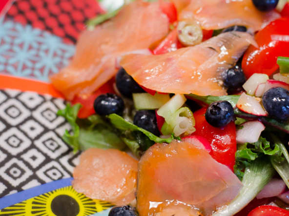 Salade au saumon fumé, aux crudités et aux myrtilles