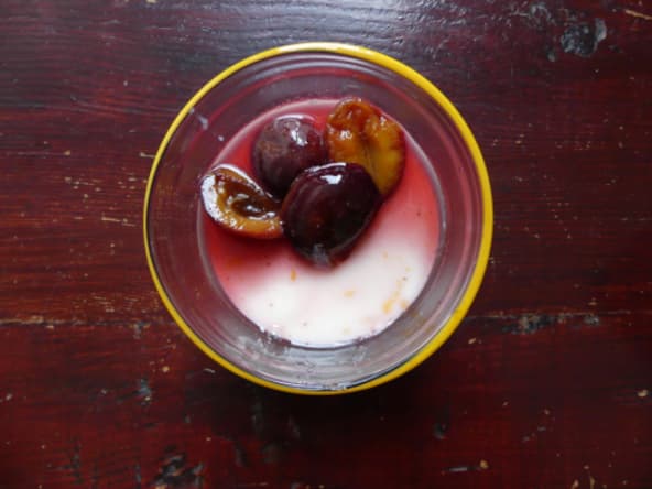 Panna cotta de kéfir au miel et compote de prunes aux épices