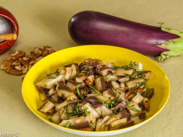 Salade d'aubergines aux raisins et aux noix