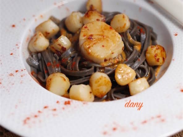 Linguines noires aux pétoncles et st-Jacques à la crème de poivrons