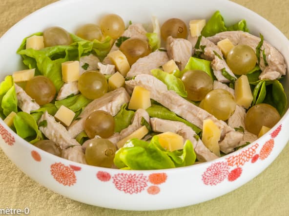 Salade de poulet aux raisins frais et à la tomme