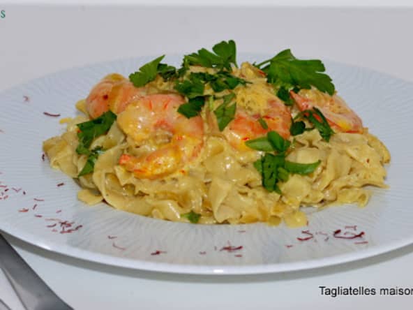 Tagliatelles maison aux crevettes, sauce safranée.