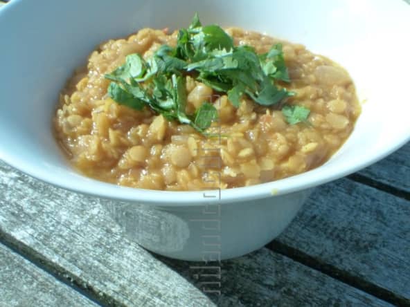 Dahl de lentilles corail aux tomates et aux épices