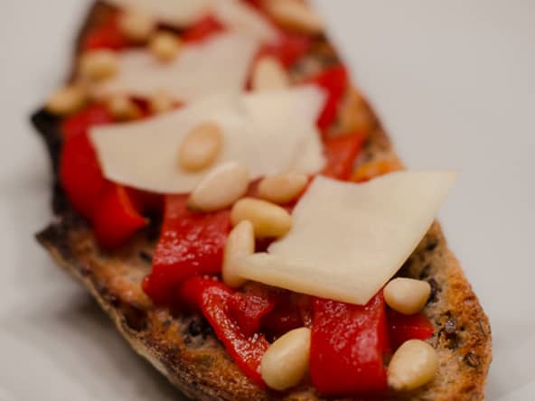 Tartines aux poivrons, au fromage de brebis et aux pignons de pin
