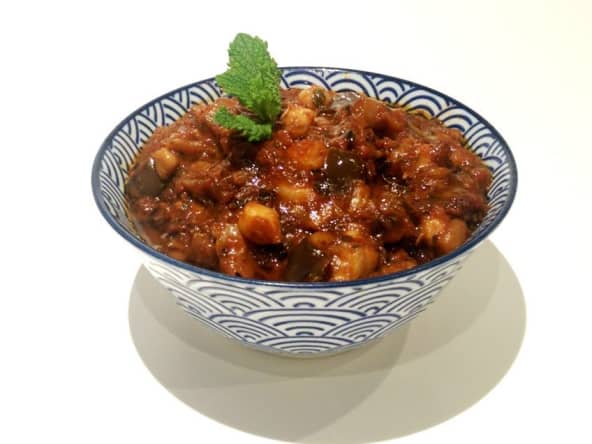 Maghmoor, moussaka libanaise aux aubergines, pois chiches, tomates et menthe