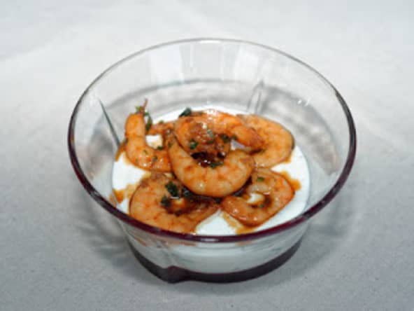 Verrines de crevettes sautées, sauce au yaourt