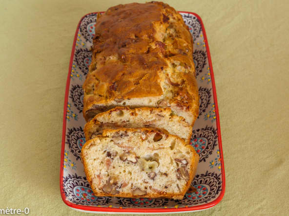 Cake au jambon de Parme, noix et raisins blancs