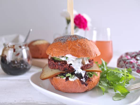 Burger végétarien rose betterave