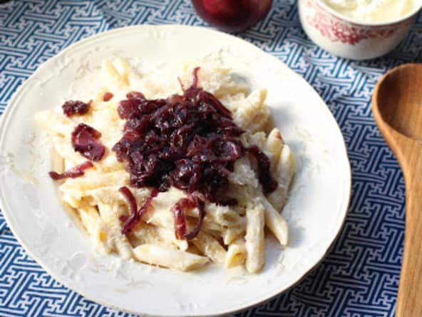 Pâtes au yaourt et oignons rouges caramélisés