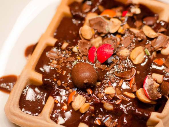 Gaufres au chocolat nappées de sauce chocolat