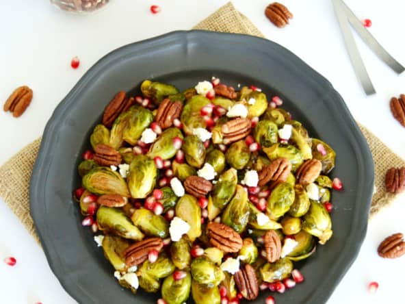 Choux de Bruxelles au vinaigre balsamique, feta, grenade et noix de pécan, recette végétarienne