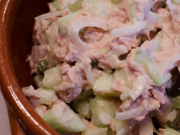 Salade de thon, aux concombre et aux câpres