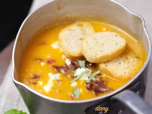 Soupe aux tomates coppa feta et basilic