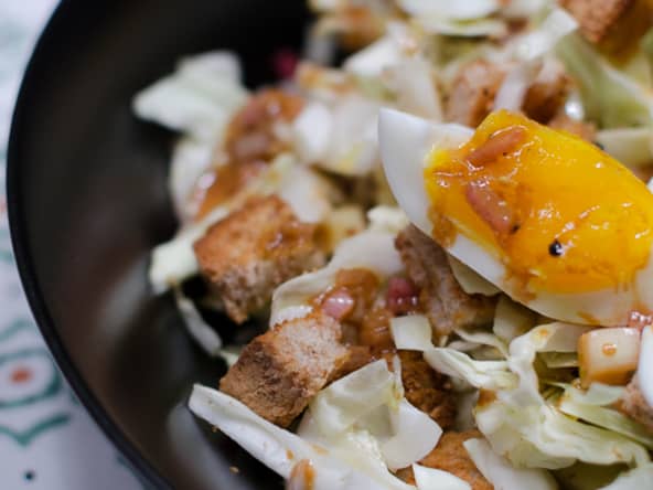 Salade de chou aux lardons, à la pomme et aux croûtons aillés