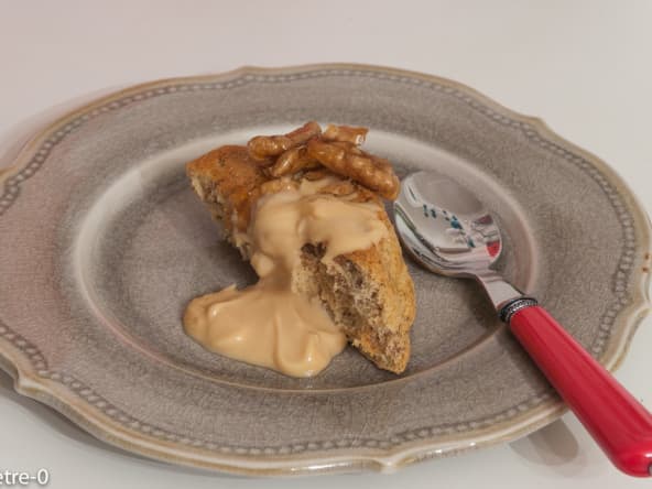 Gâteau aux noix sauce caramel
