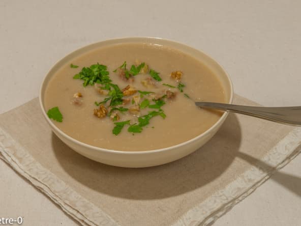 Soupe de céleri aux châtaignes et noix