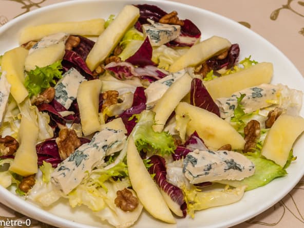 Salade de pommes, fourme d'Ambert et noix