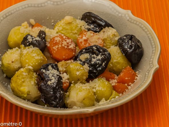Poelée de choux bruxelles aux carottes et pruneaux