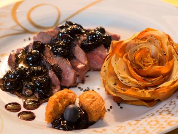 Magret de canard, myrtilles-bleuets, corolles de pommes de terre