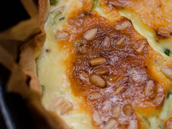 Quiche aux oignons nouveaux et aux pignons de pin