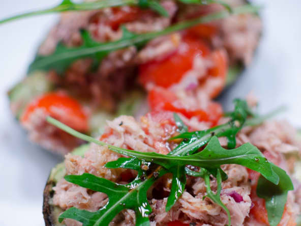 Avocat garni au thon et aux tomates cerises