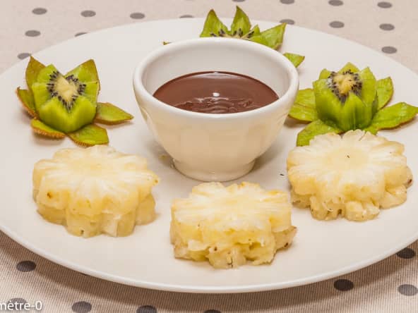 Fondue au chocolat à l'ananas et au kiwi